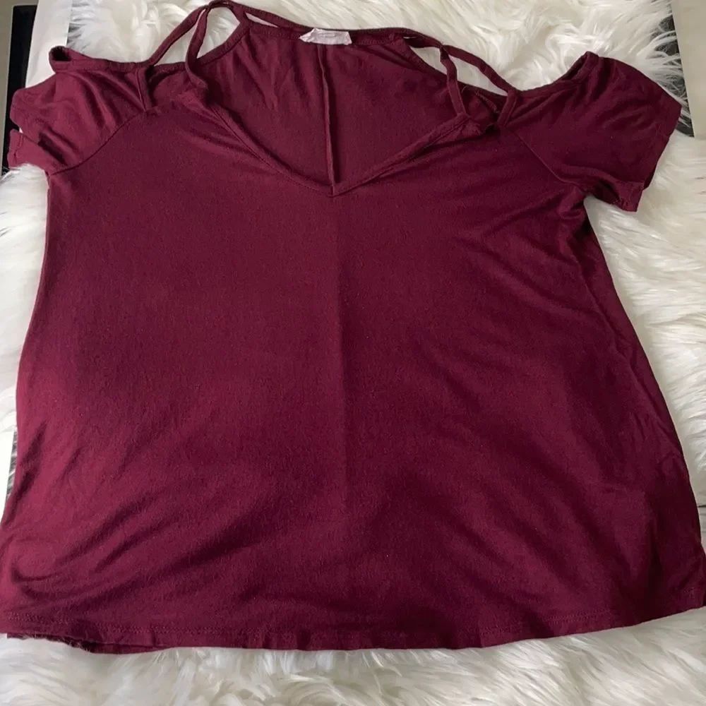 Socialite women’s cutout shoulder top size small - Picture 6 of 12